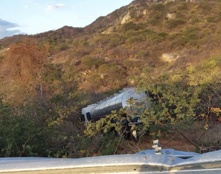 Caminhão sai da pista na Serra do Teixeira; motorista teria pulado do veículo antes do acidente