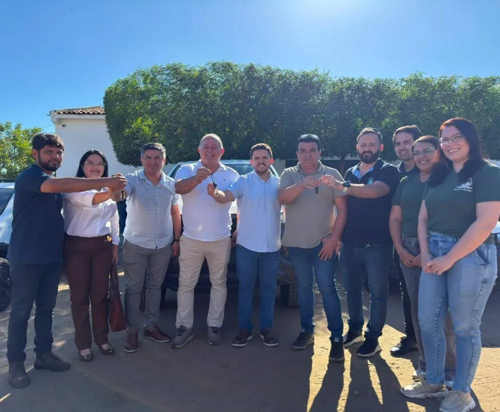 Prefeitura de Patos entrega três novos veículos para reforçar os serviços de saúde, infraestrutura e serviços públicos