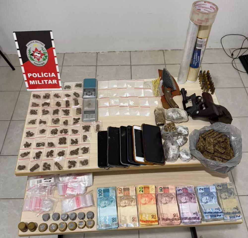 Homem com mandado por roubo é preso com arma, drogas e mais de R$ 2,2 mil durante ação da ROTAM em Patos