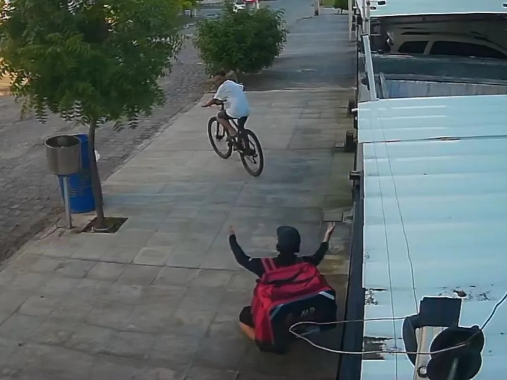 VÍDEO: Entregador ajoelha e implora durante assalto, mas criminoso leva bicicleta e celular em João Pessoa