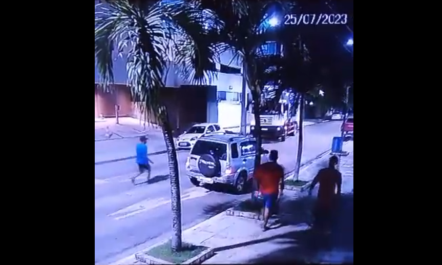 VÍDEO: Carro é tomado em assalto, na capital paraibana