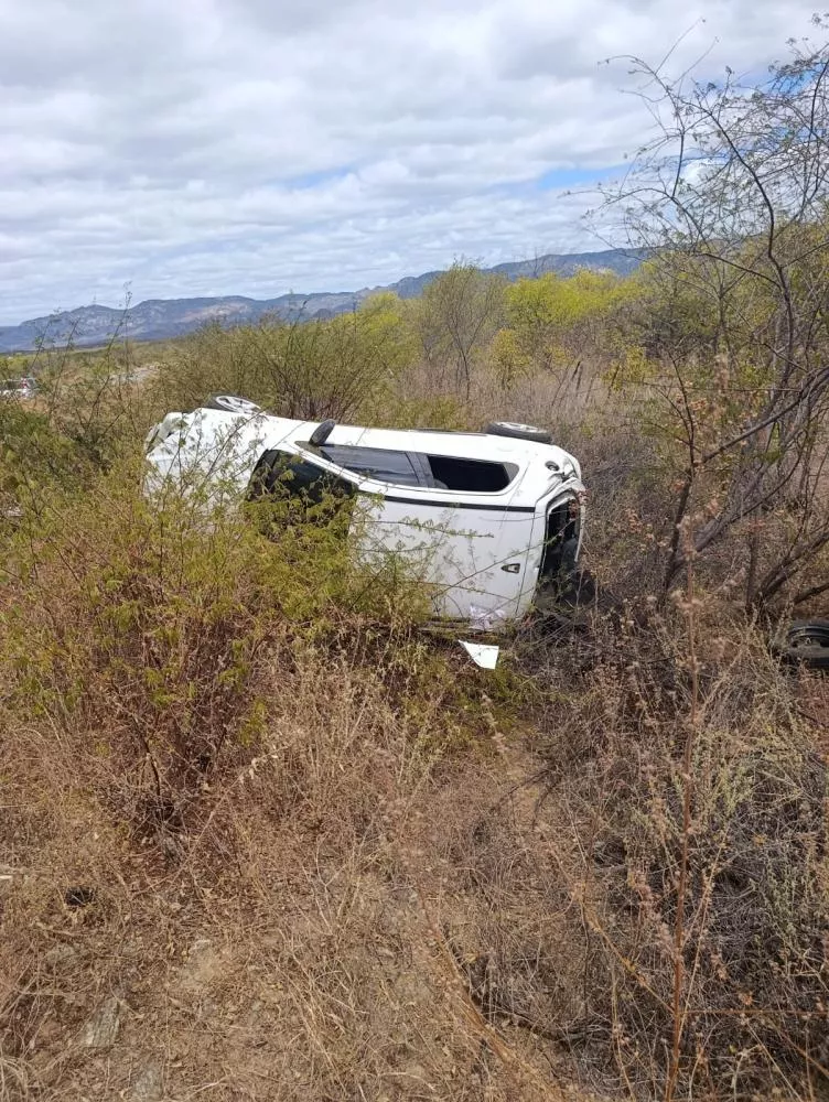 Celta capota na PB-262 entre Patos e São José do Bonfim; motorista não tinha CNH