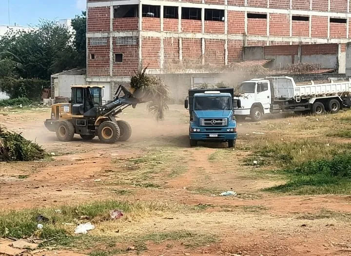 Prefeitura de Patos realiza serviços de limpeza, remoção de entulhos e podas em diferentes bairros