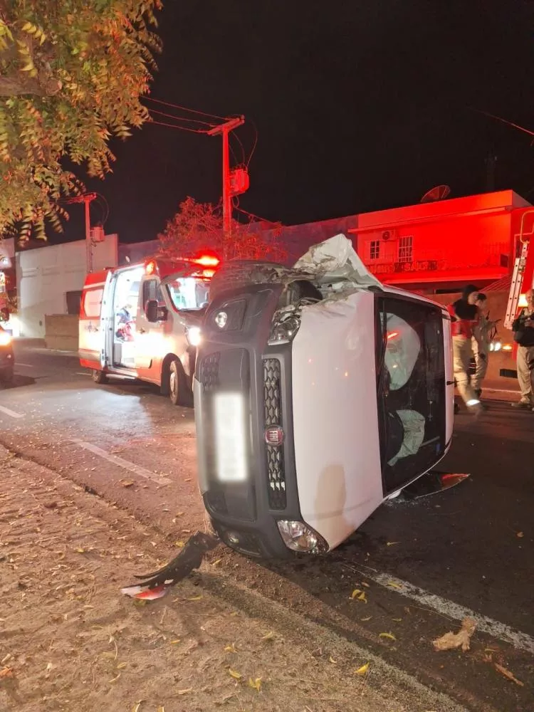 Capotamento é registrado durante a madrugada no bairro São Sebastião, em Patos