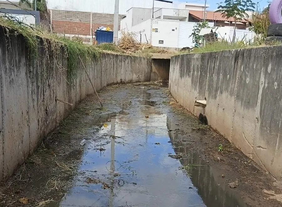 Prefeitura de Patos mantém limpeza de canais de águas pluviais 