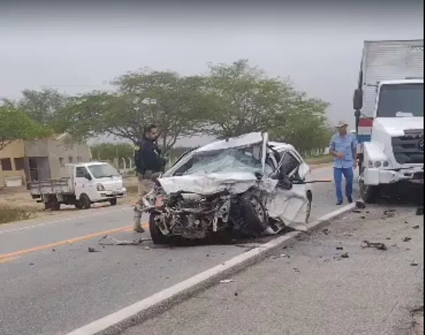 Colisão Frontal Entre Caminhão E Carro Deixa Homem Morto Na BR-230