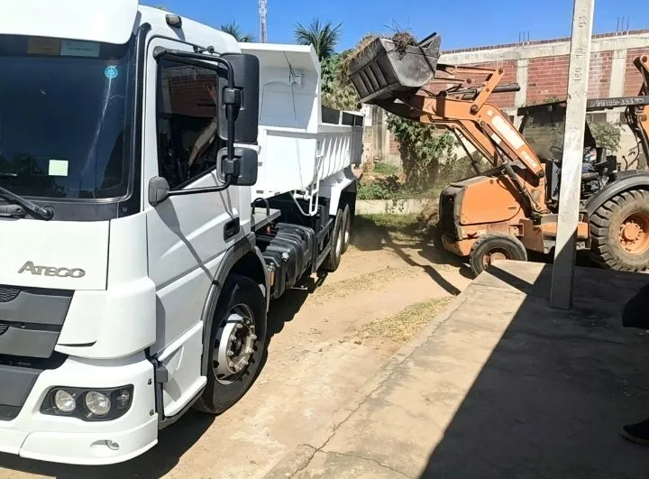 Prefeitura realiza limpeza e retirada de entulhos em bairros de Patos