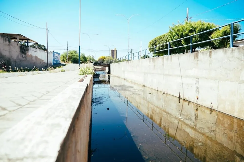 Prefeitura de Patos amplia limpeza de canais e terrenos baldios e pede colaboração dos moradores