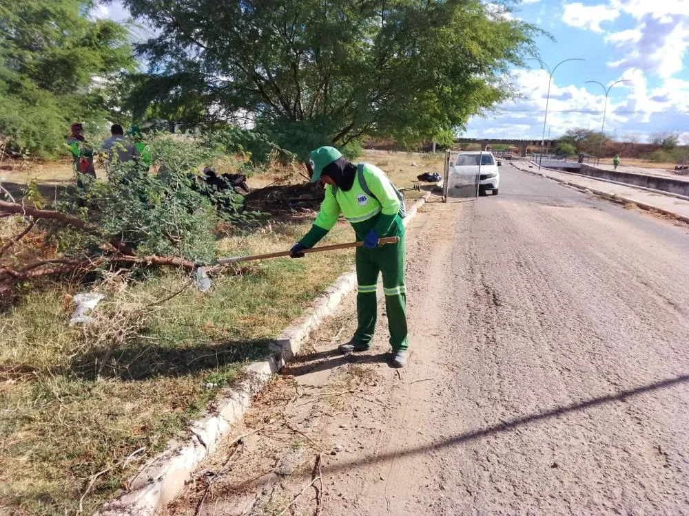 Prefeitura realiza limpeza e manutenção em pontos de Patos