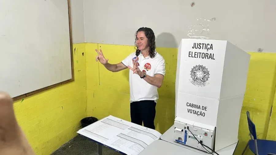 Candidato ao Senado, Veneziano Vital do Rêgo vota em Campina Grande