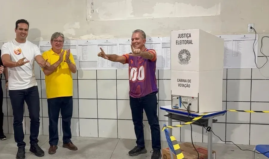 Candidato ao Senado, Nabor Wanderley mostra confiança ao votar em Patos, no Sertão