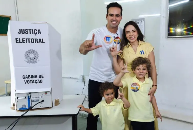 Lucas Ribeiro vota acompanhado da família e de aliados em Campina Grande: “plantamos o bem e iremos colher”