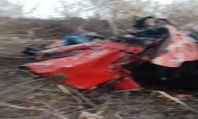 Vídeo: Caminhão carregado com arroz tomba na PB-400, deixando danos materiais e causa ainda desconhecida