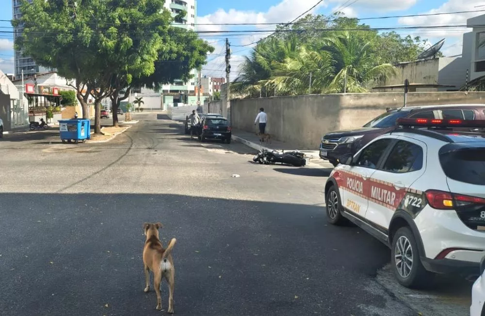 Colisão entre carro e moto deixa motociclista ferido no Centro de Patos