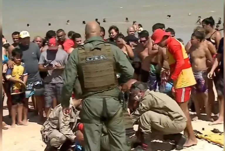 Homem se afoga na praia do Cabo Branco e é socorrido em estado grave