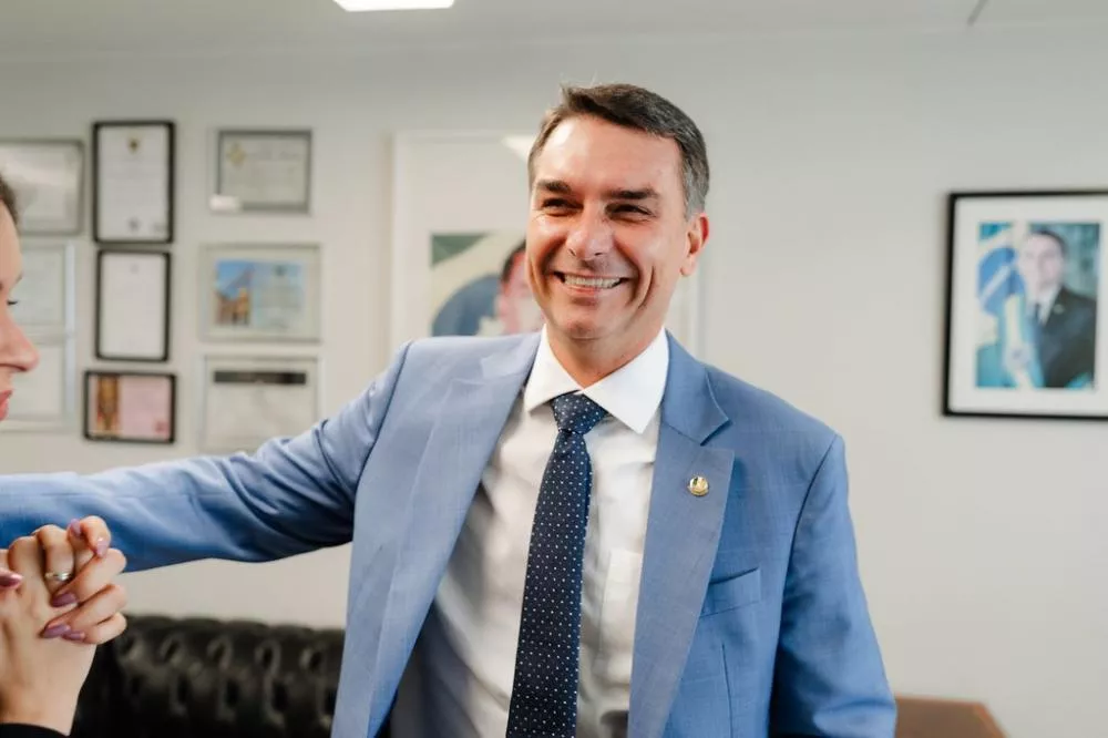 Após visitar Bolsonaro, Flávio diz que votará pelo fim da escala 6 x 1