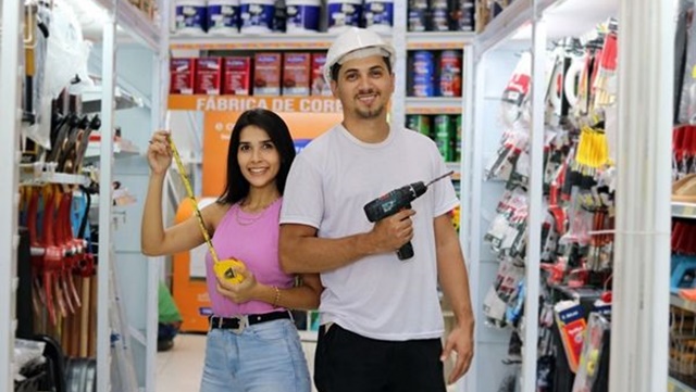 Casal de jornalistas de Patos ganha milhares de seguidores na internet reformando e criando móveis em madeira; Veja