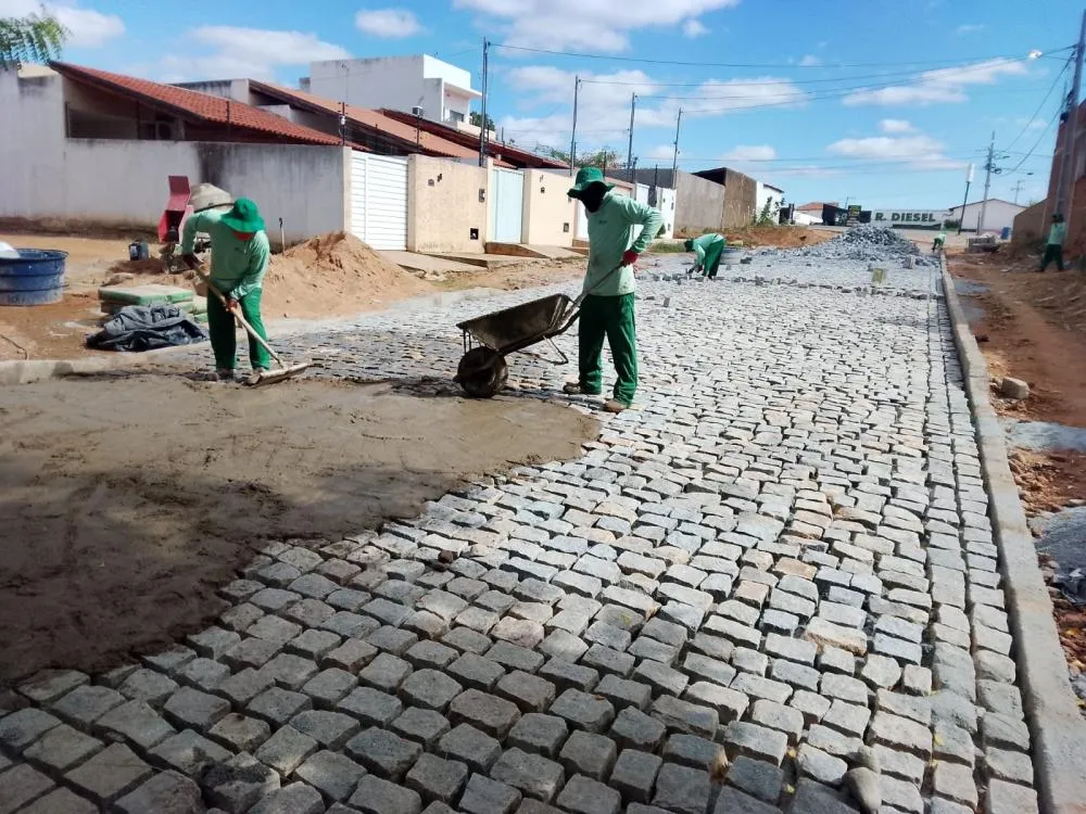 Prefeitura de Patos leva serviços de limpeza, calçamento e manutenção de galerias a vários bairros
