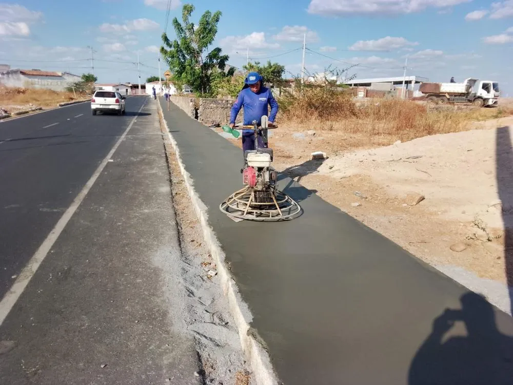 Prefeitura de Patos realiza serviços de infraestrutura em diferentes pontos da cidade