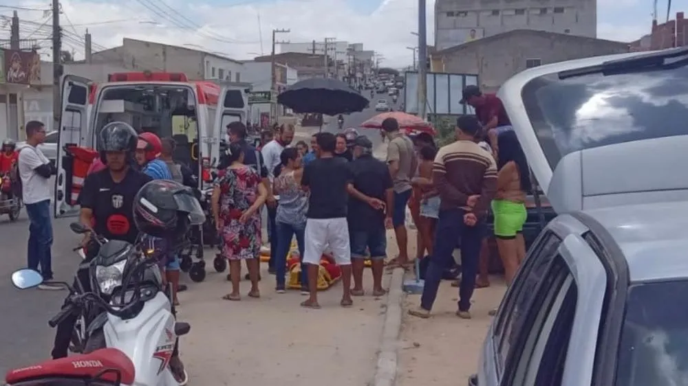 Duas pessoas ficam feridas em colisão envolvendo moto e bicicleta em Teixeira
