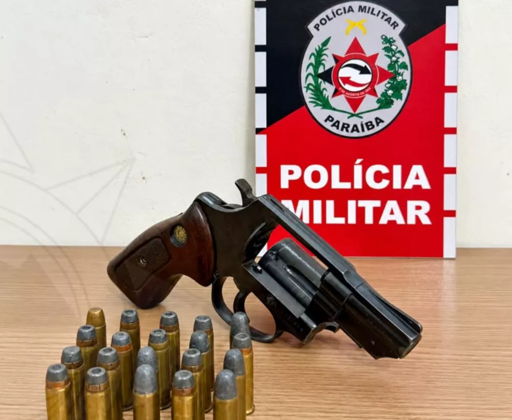 Polícia Militar prende homem suspeito de ameaçar vítima com arma de fogo enquanto segurava uma criança nos braços, em Santa Luzia