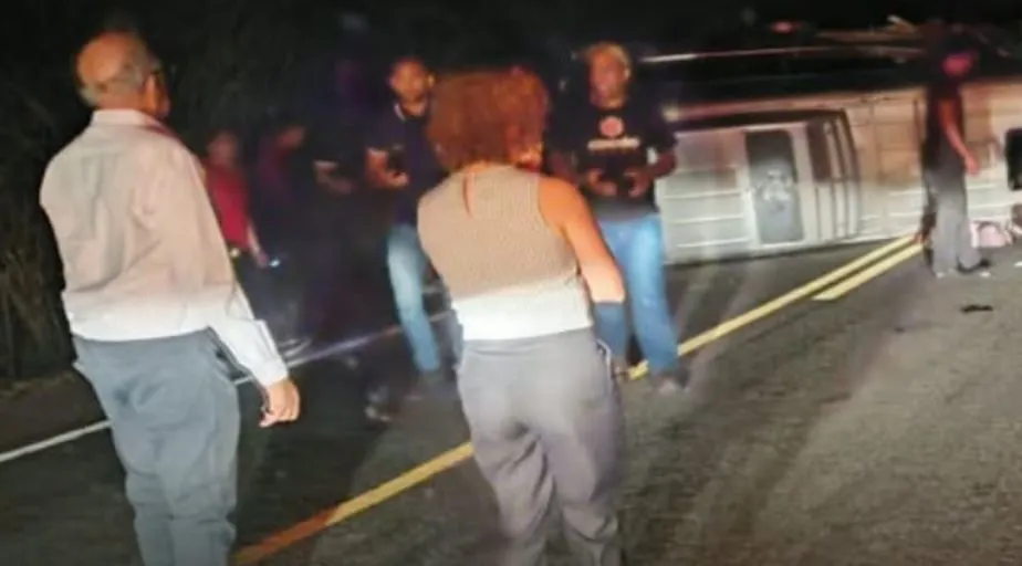 Seis pessoas morrem e 15 ficam feridas em colisão de van e caminhonete entre Soledade e Juazeirinho - veja imagens 