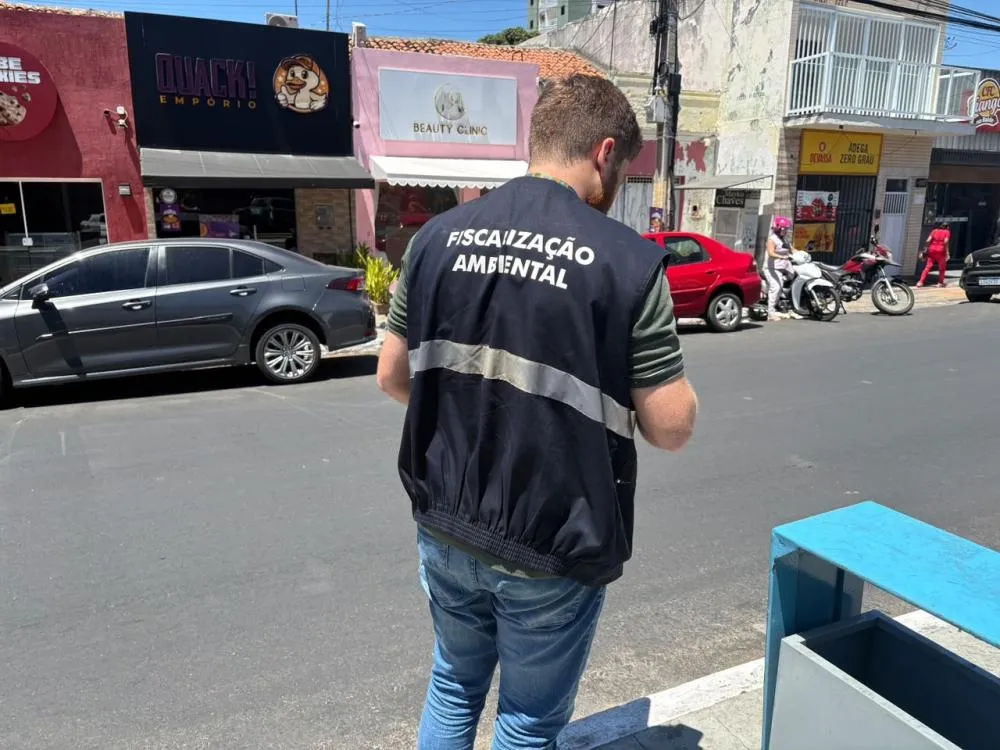 Secretaria de Meio Ambiente de Patos autua empreendimento por descarte irregular de óleo em canteiros centrais