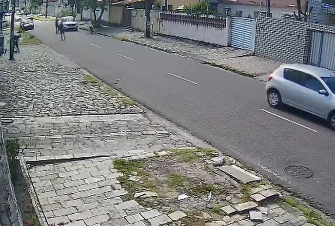 Gangue aborda carro em movimento e faz assalto em João Pessoa; vídeo