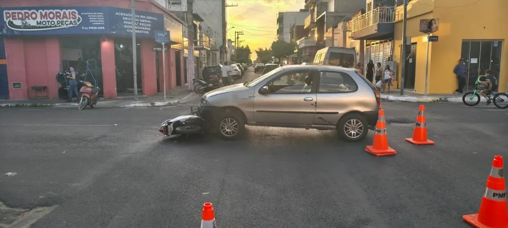 Casal fica ferido em colisão envolvendo carro e motoneta no Centro de Patos