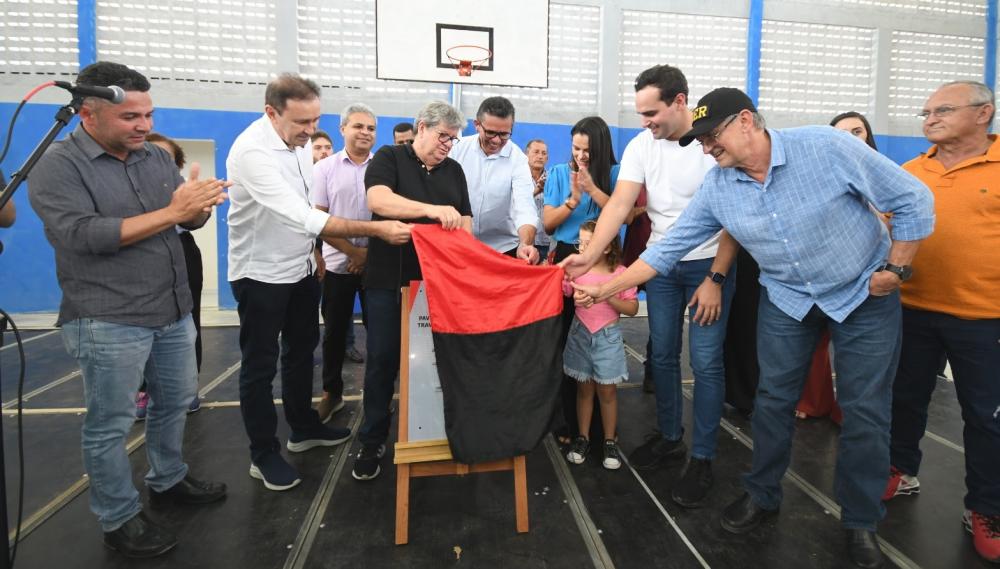 João Azevêdo entrega travessias urbanas e equipamentos para laboratórios de escola em Barra de Santa Rosa e Damião