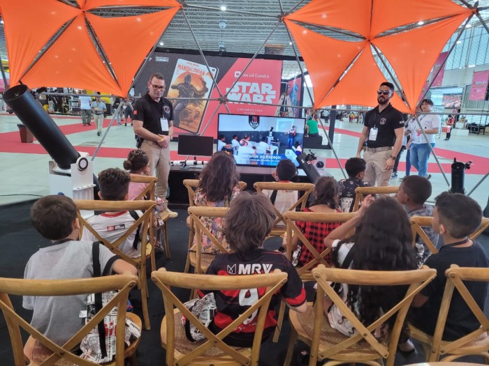 Público por observar a lua e outros astros na noite deste domingo nos telescópios do estande da Seap na ImagineLand, no Centro de Convenções de JP