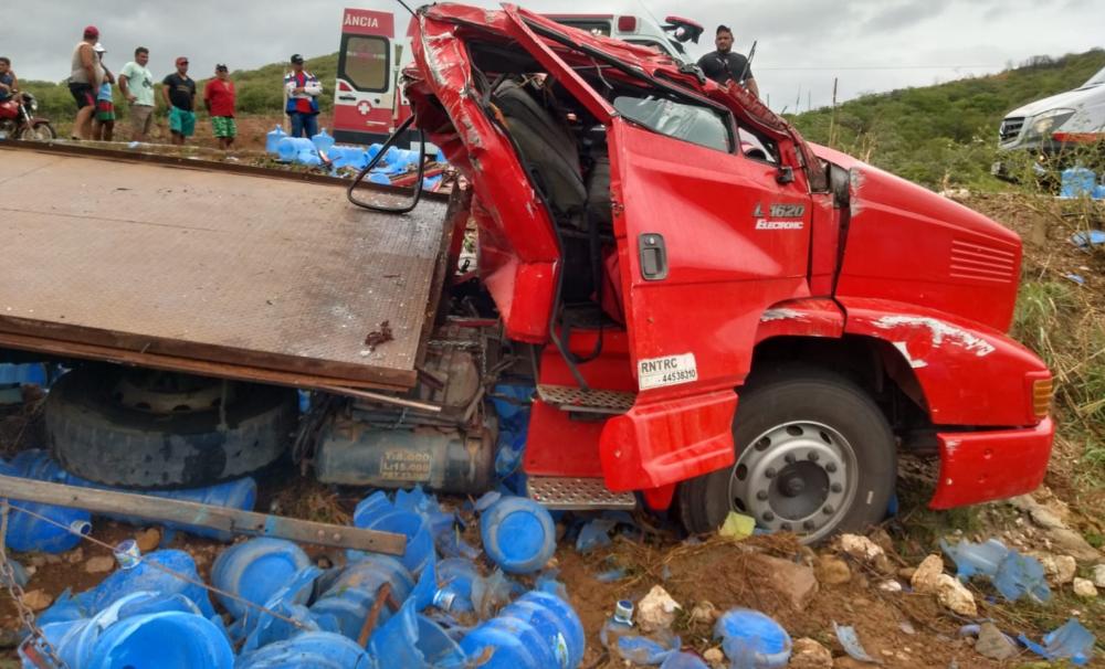 Caminhão carregado com galões de água tomba em rodovia de Santa Inês