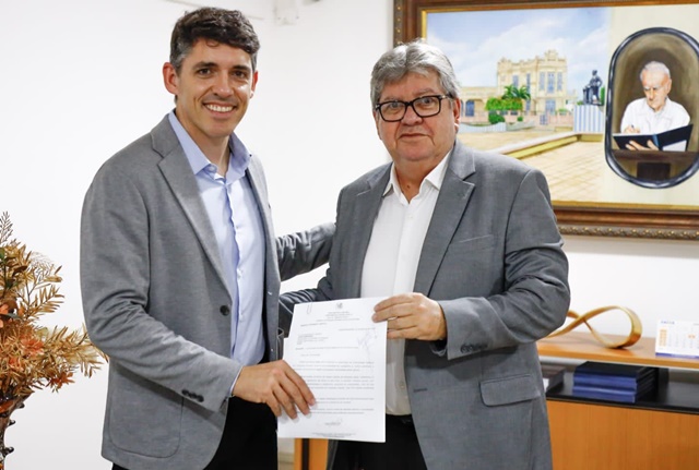 Governador João Azevêdo recebe deputado Tovar Correia Lima em audiência