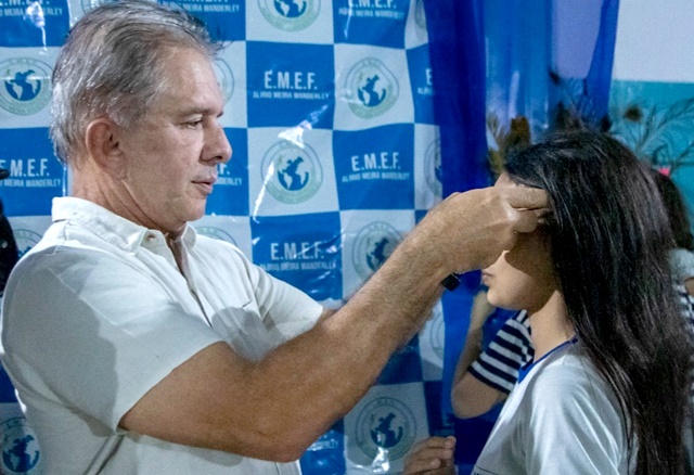 Projeto Novos Olhares entrega mais óculos em escola de Patos e reafirma importância para a saúde e aprendizado das crianças