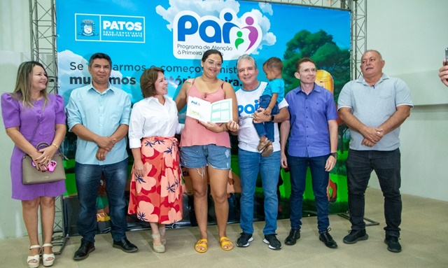 Programa PAI muda a realidade de mais famílias em Patos com entrega de cartões