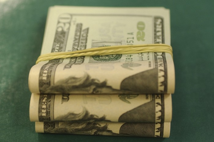 Dólar sobe quase 2% e aproxima-se de R$ 4,90 após corte de juros