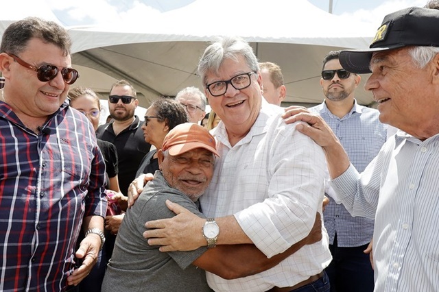 João Azevêdo entrega obras em comemoração aos 438 anos de João Pessoa e assina acordo com ministro Waldez Góes sobre integração do Rio São Francisco