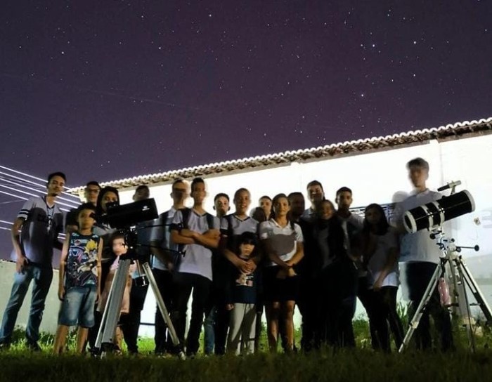 Estudantes observam planetas e satélite por telescópio durante aula prática em Tacima