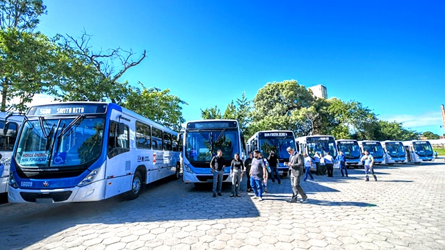 João Azevêdo acompanha entrega de 10 novos ônibus para o sistema de transporte púbico da Região Metropolitana de João Pessoa 