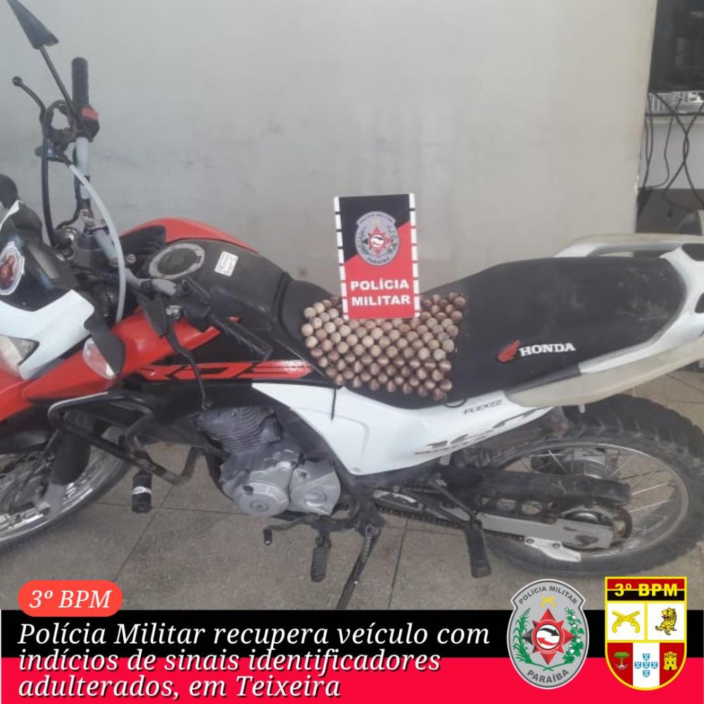 POLÍCIA MILITAR APREENDE VEÍCULO COM INDÍCIOS DE SINAIS IDENTIFICADORES ADULTERADOS, EM TEIXEIRA