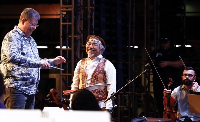 João Azevêdo prestigia concerto da Orquestra Sinfônica da Paraíba com o cantor Santana em comemoração aos 438 anos de João Pessoa