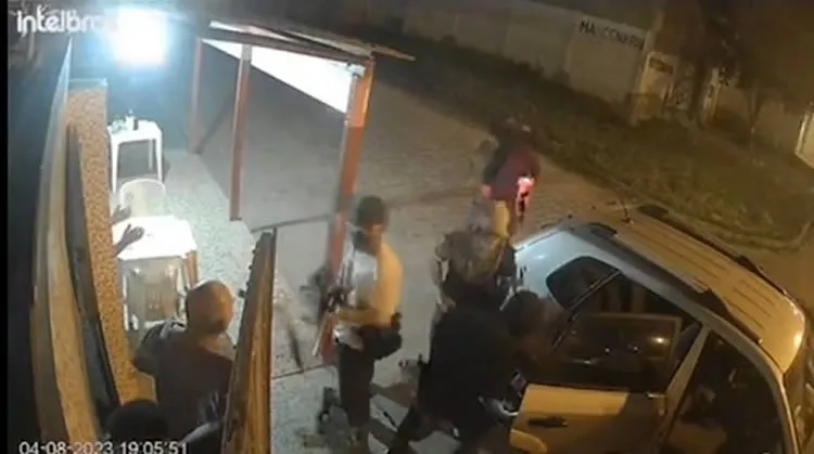 Dois homens morrem e três ficam feridos após confronto com a Polícia Militar