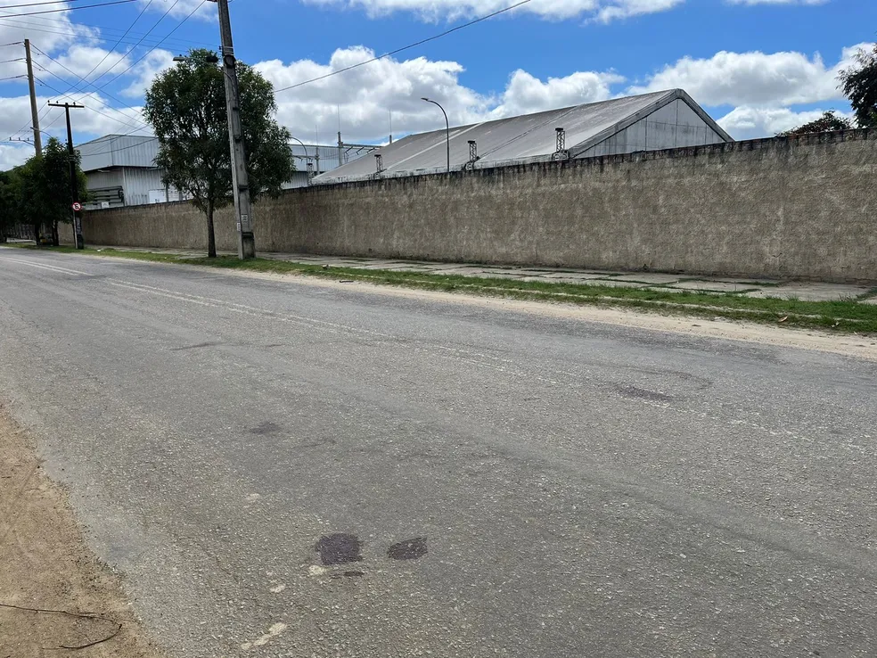 Troca de tiros entre suspeitos de assalto e polícia deixa mortos e feridos, em Campina Grande