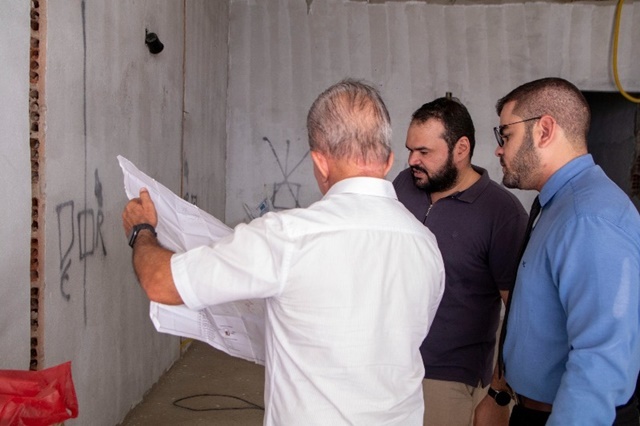 Prefeito de Patos visita obra da nova sede do Procon 