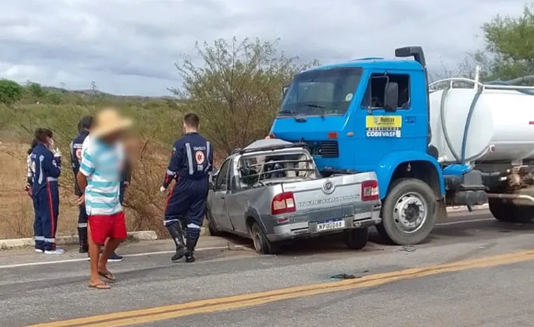 Homem morre vítima de acidente entre carro-pipa e picape, no alto sertão paraibano