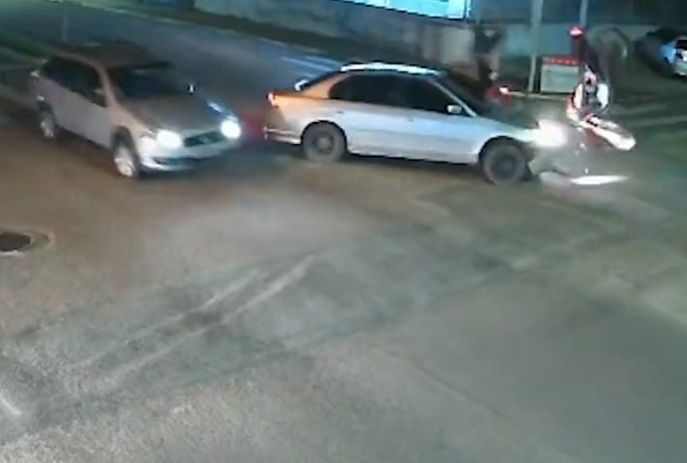 VÍDEO | Motorista foge após fazer manobra proibida e bater em motociclista