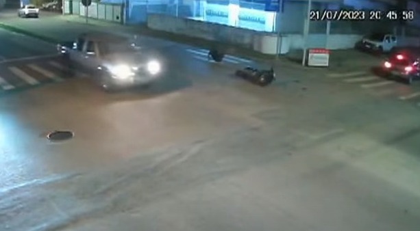 Motociclista é atropelado por carro que fazia curva na contramão, em João Pessoa