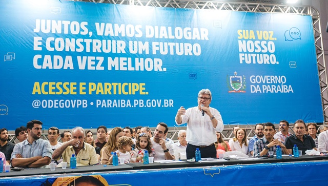 João Azevêdo assina ordens de serviço e entrega obras na audiência do ODE em Campina Grande