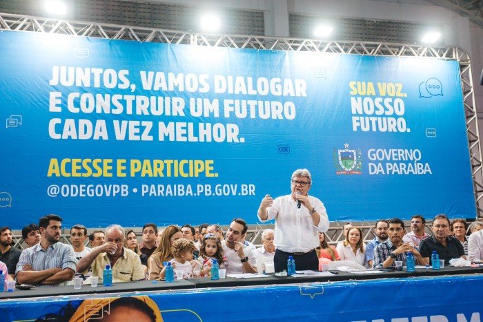 João Azevêdo assina ordens de serviço e entrega obras na audiência do ODE em Campina Grande