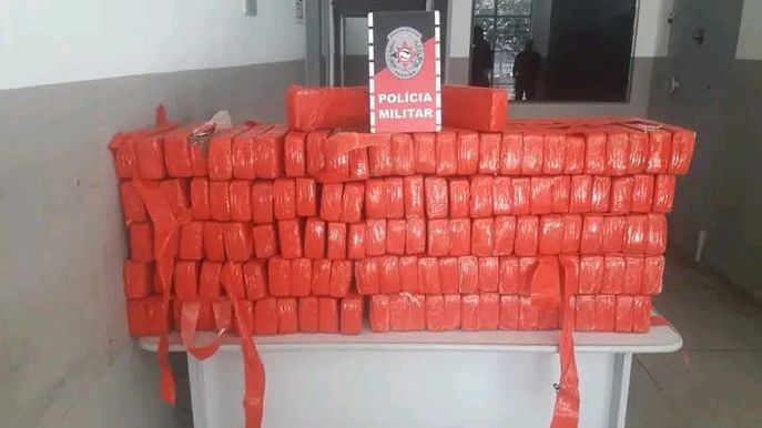 PM prende mulher com 120 kg de maconha após perseguição entre Teixeira e Matureia
